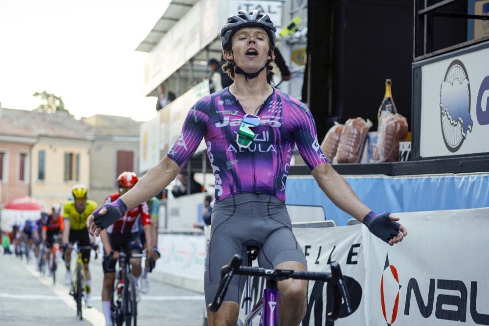 Team Jayco AlUla车队斩获 Coppi e Bartali 第二赛段的胜利